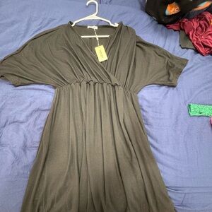 Maternity hospital gown. Never worn. Tags on item. Smoke/animal free.